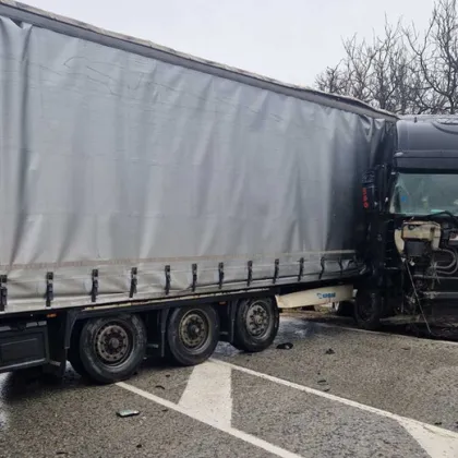 Проходът на Републиката е времено затворен Товарен автомобил с румънска регистрация се