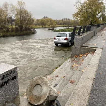 Кола "цъфна" на кей, намиращ се на метри от Марица