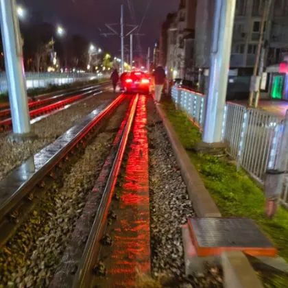 Лек автомобил се оказа блокиран върху трамвайни релси тази нощ