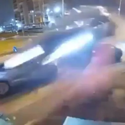 Мерцедес полетя във въздуха над коли, вряза се в стълб ВИДЕО