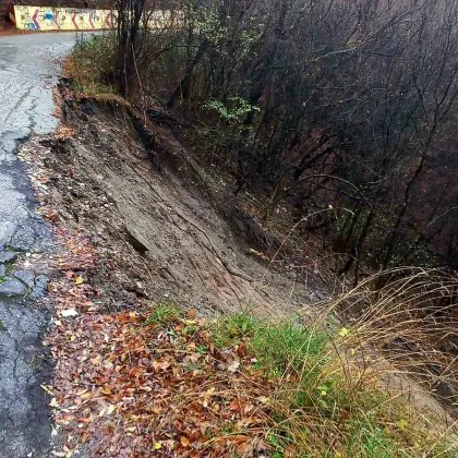 Тази сутрин е възникнало свлачище вероятно поради продължителните валежи на