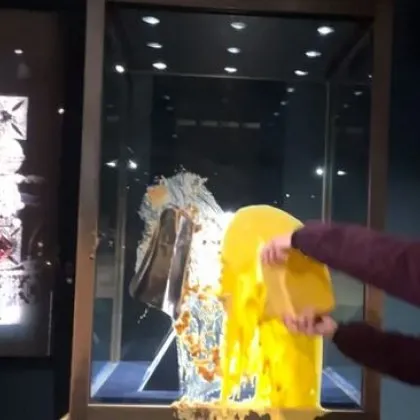 Оскверниха с крем и сладкиши кралски бижута, изложени в музей СНИМКИ