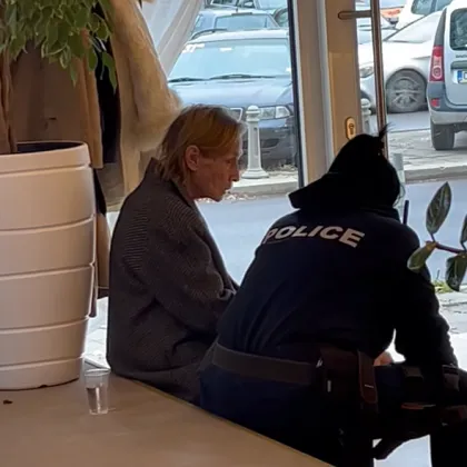 Търсят се близките на изгубена възрастна жена в София СНИМКИ