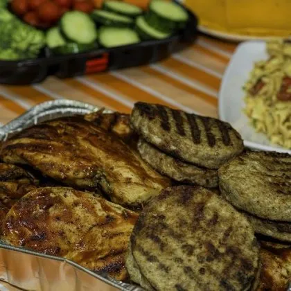 Тежки трапези и никакви угризения: Как да вземем максимално от празниците, без тревога от килограмите