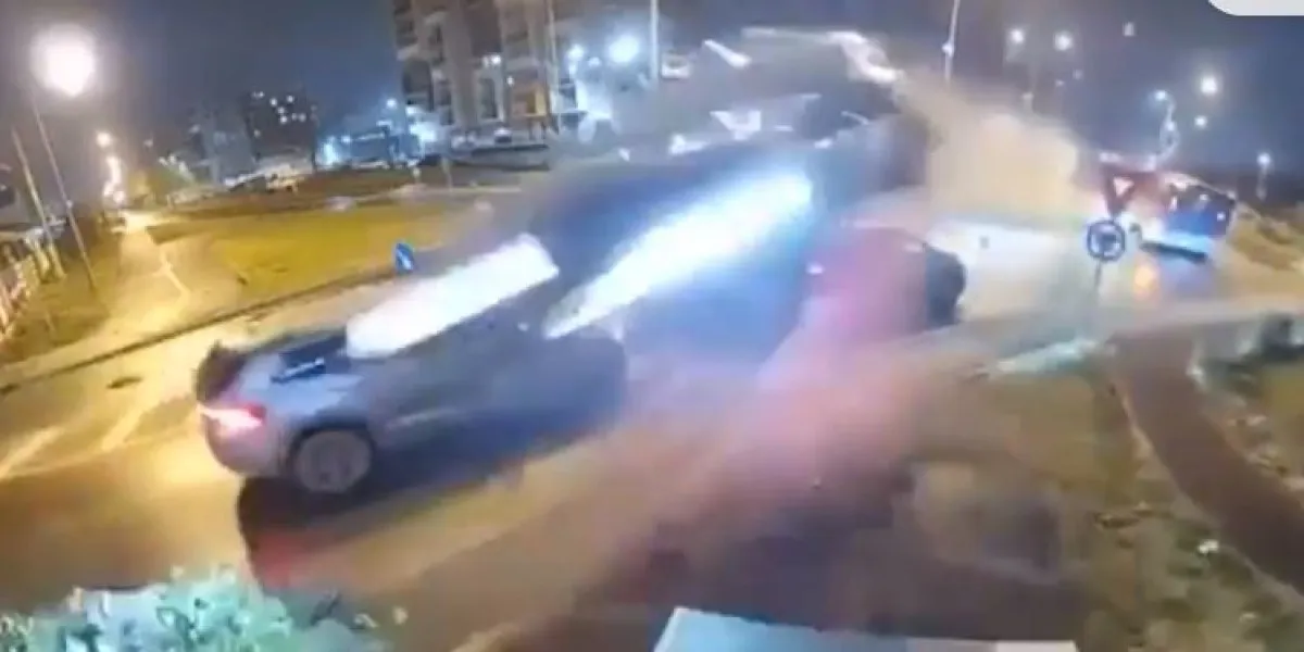 Мерцедес полетя във въздуха над коли, вряза се в стълб ВИДЕО