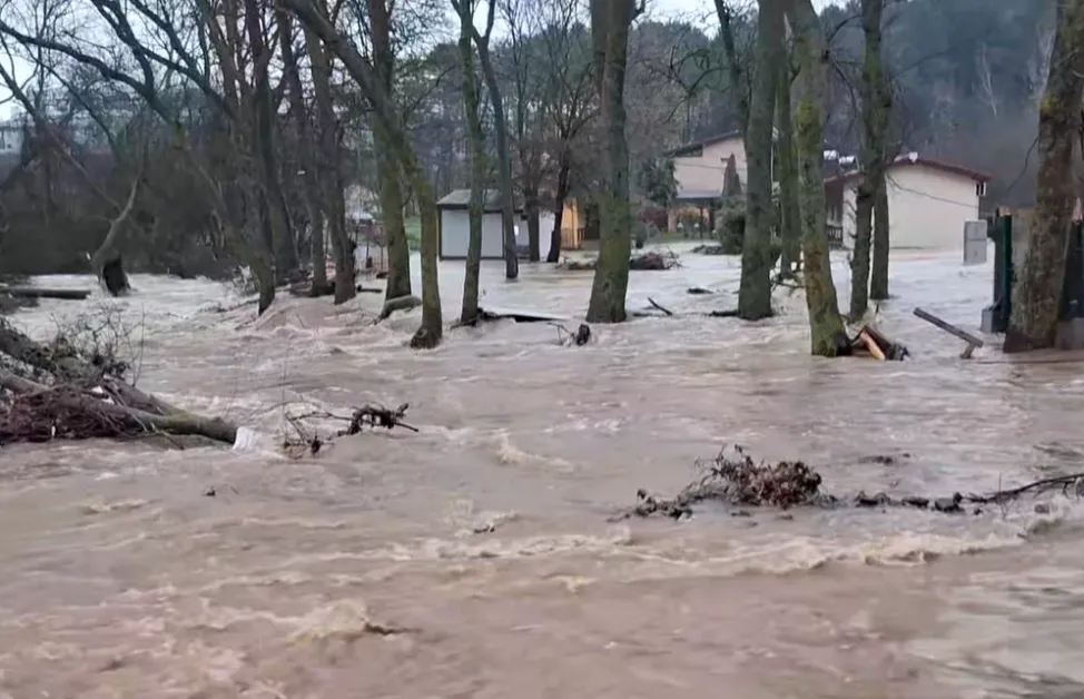 Наводни се къмпинг "Арапя" ВИДЕО