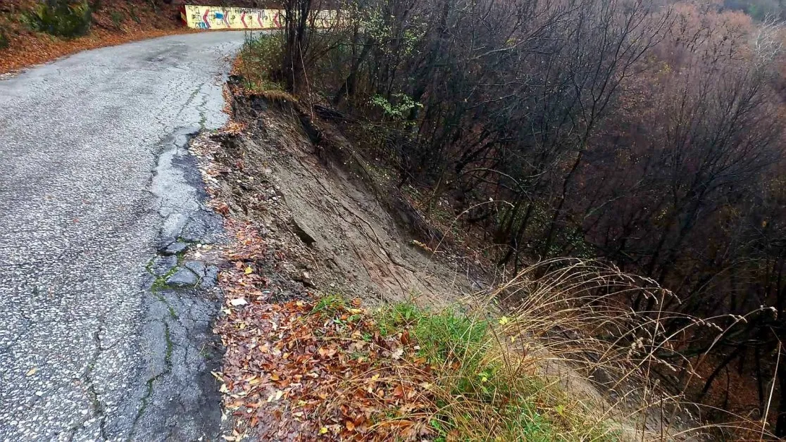 Ново свлачище на път край Асеновград СНИМКИ