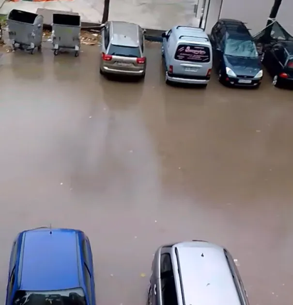 Обилният дъжд наводни улица в Асеновград