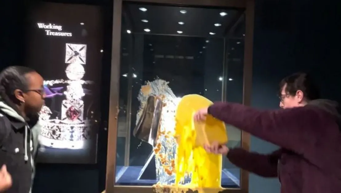 Оскверниха с крем и сладкиши кралски бижута, изложени в музей СНИМКИ