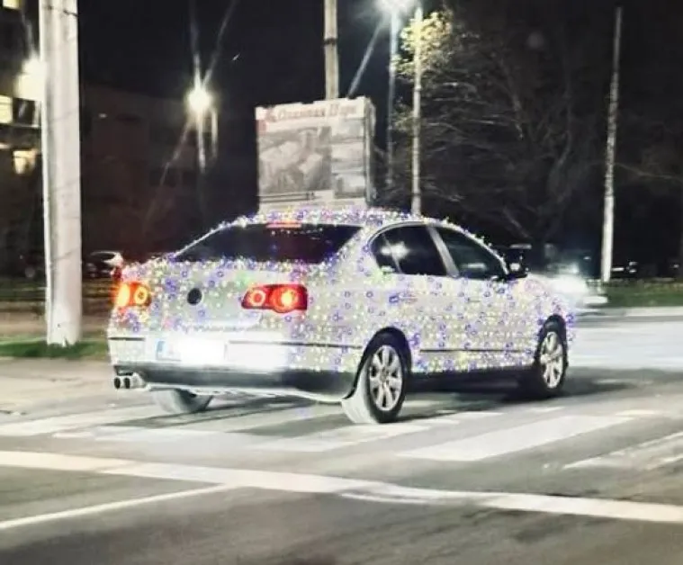 Празничен дух на колела: Шофьор зарадва малки и големи с украсената си кола СНИМКА