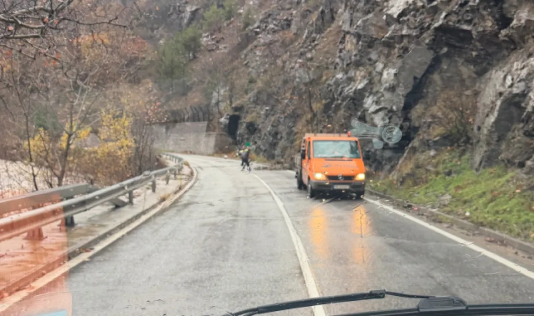 Разчистиха свлачището на пътя Асеновград – Смолян