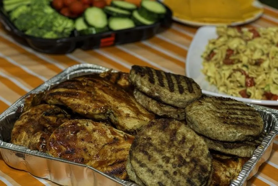 Тежки трапези и никакви угризения: Как да вземем максимално от празниците, без тревога от килограмите