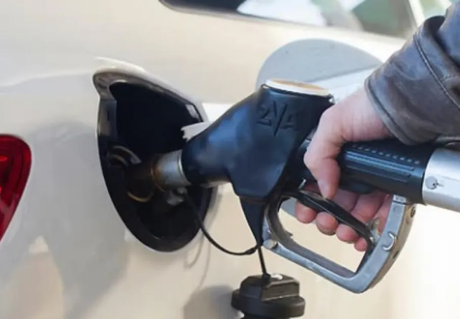 Защо не трябва да препълвате резервоара на колата си