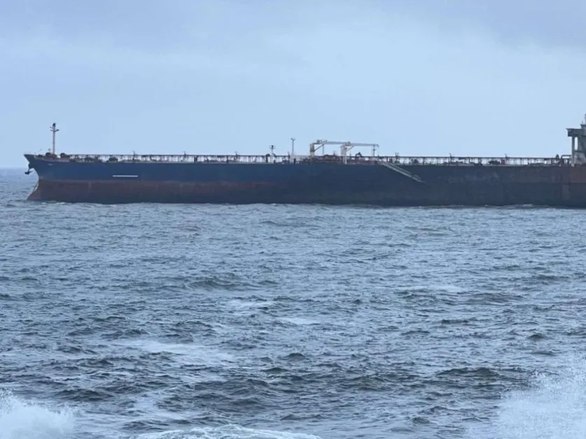 Доставиха храна за моряците от заседналия край Ахтопол танкер