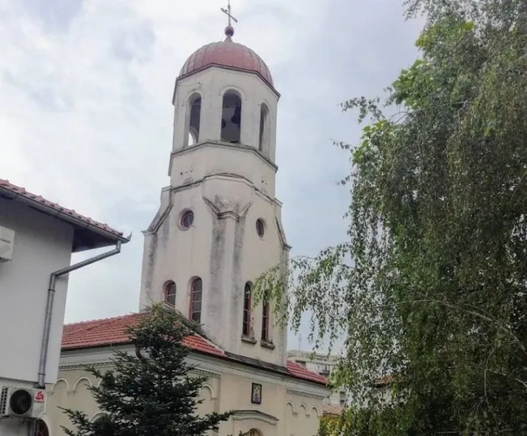 Храмът, който изгони бебе: Господ приема всички… но не и отецът на "Св. Марина"