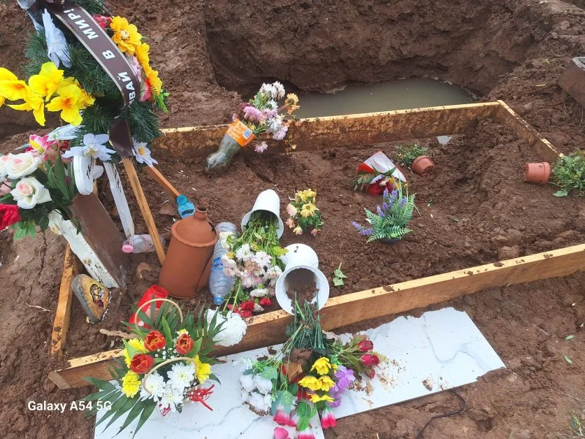Майка рухна над пропадналия гроб на дъщеря си: безхаберието в Асеновград стигна дъното