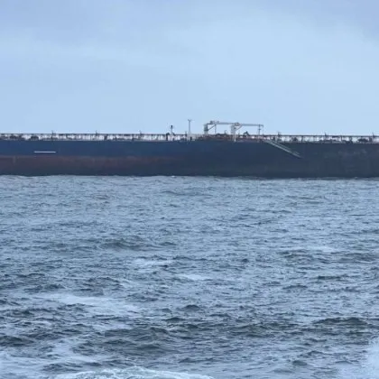 Доставиха храна за моряците от заседналия край Ахтопол танкер