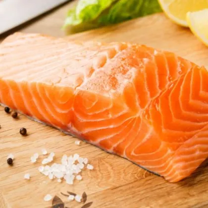 Голяма търговска верига в България изтегля от пазара заразена със Listeria сьомга