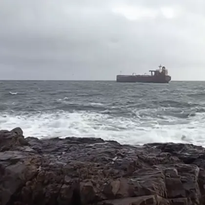 За пореден ден лошото време не позволява да бъде евакуиран