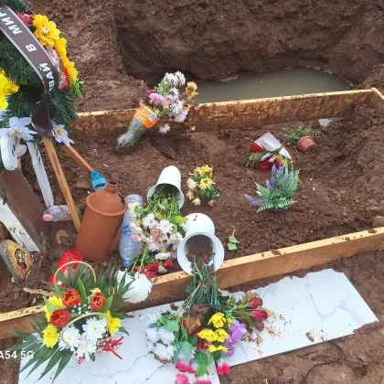 Майка рухна над пропадналия гроб на дъщеря си: безхаберието в Асеновград стигна дъното