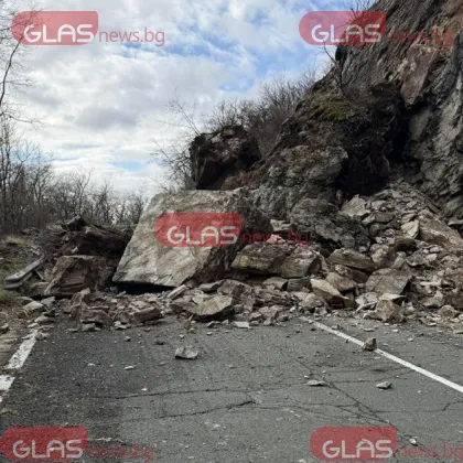 Свлачище блокира движението през прохода Троян - Кърнаре СНИМКИ+ВИДЕО