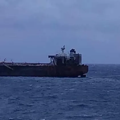 Трима моряци са евакуирани от заседналия край Ахтопол танкер