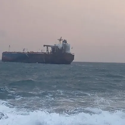 Вертолет "Пантер" ще достави на екипажа на блокирания танкер хранителни провизии