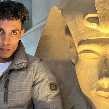 Снимка на египетския инфлуенсър Юсеф Мохамед позиращ до мъжа на кралица