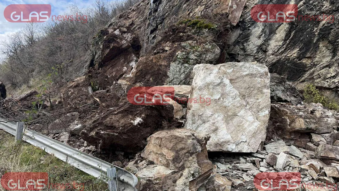 Първи СНИМКИ от голямото свлачище, блокирало Троян-Кърнаре