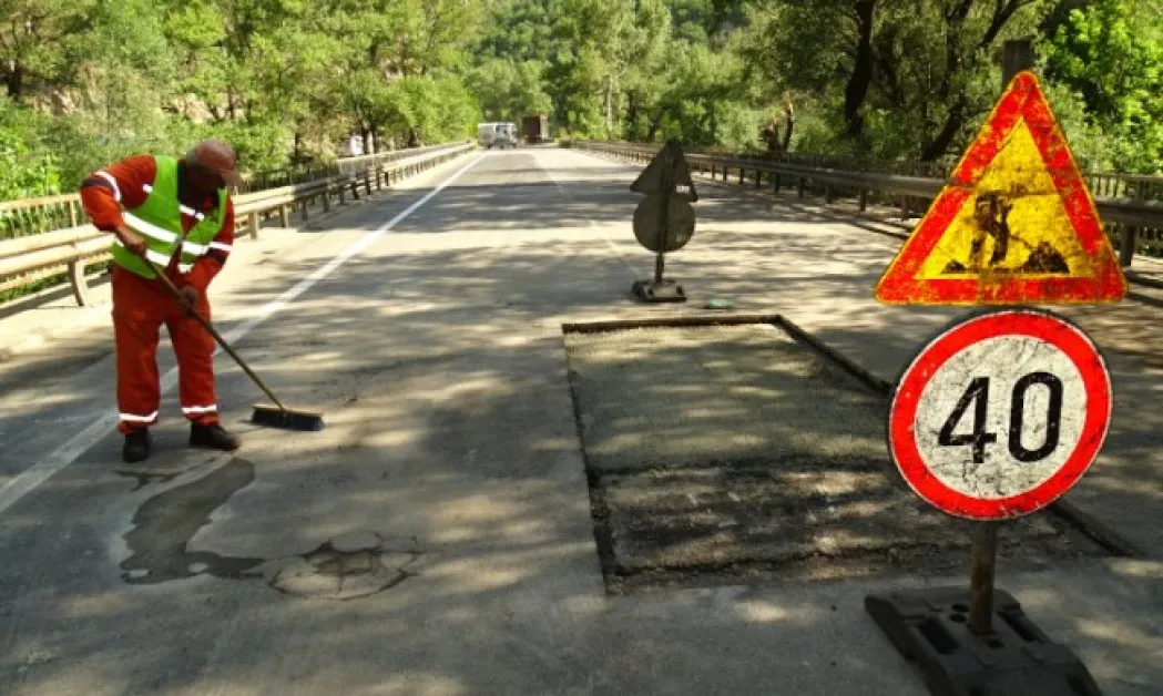 След десетки пострадали коли: опасната дупка на Е79 беше запълнена