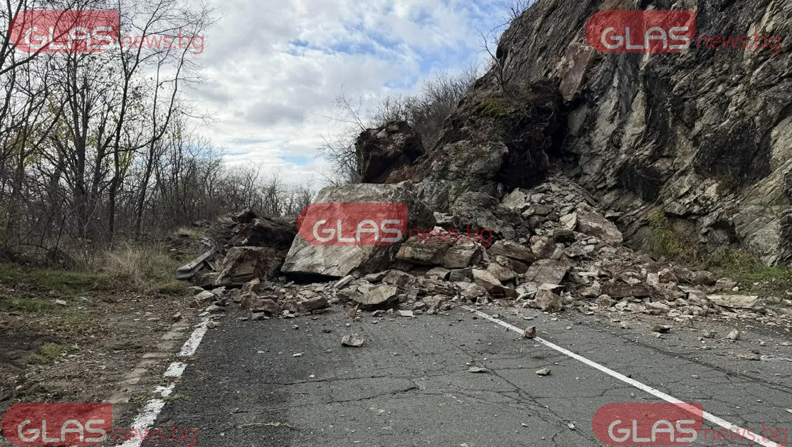 Свлачище блокира движението през прохода Троян - Кърнаре СНИМКИ+ВИДЕО