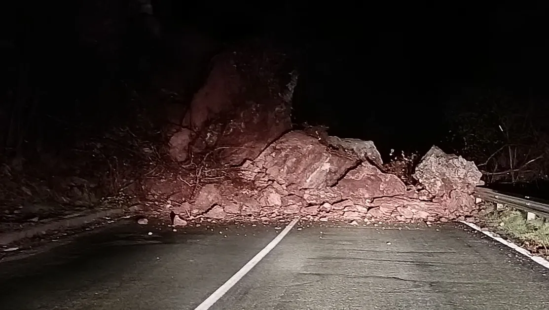 Свлачище блокира движението през прохода Троян - Кърнаре