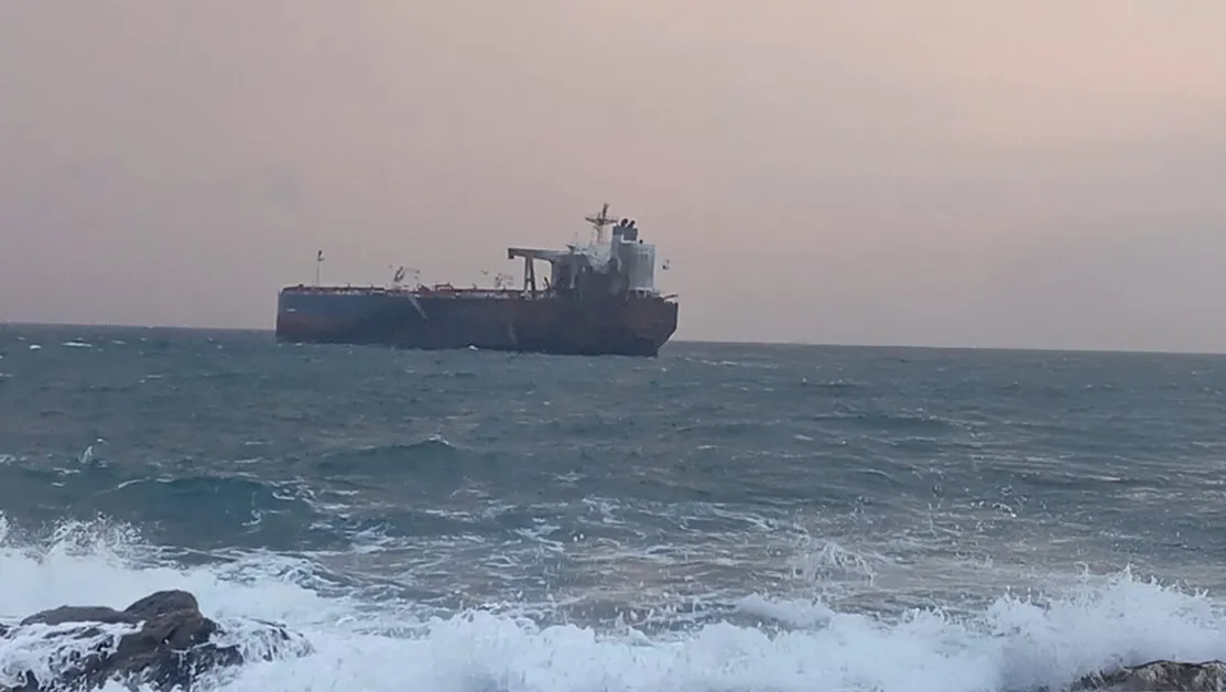 Вертолет "Пантер" ще достави на екипажа на блокирания танкер хранителни провизии