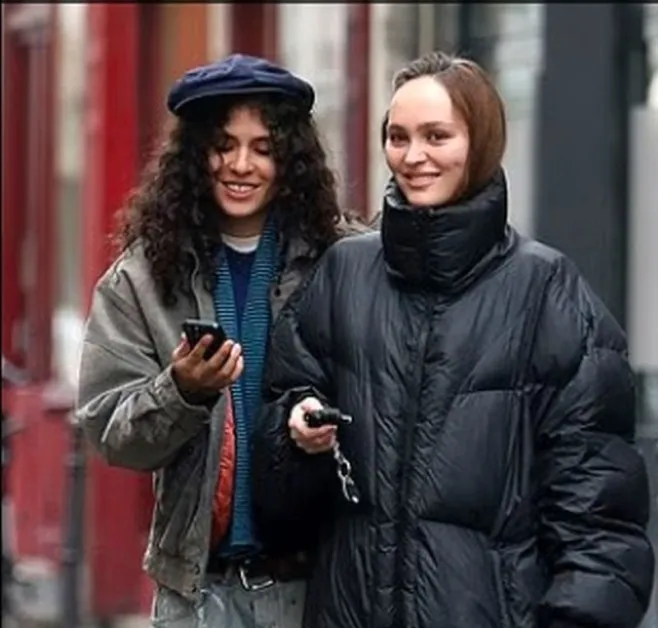 Дъщерята на Джони Деп и приятелката ѝ със страстна целувка по време на разходка в Париж