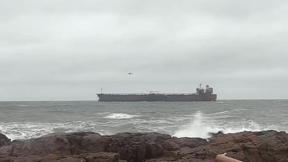 Евакуираха още четирима моряци от танкера "Кайрос"