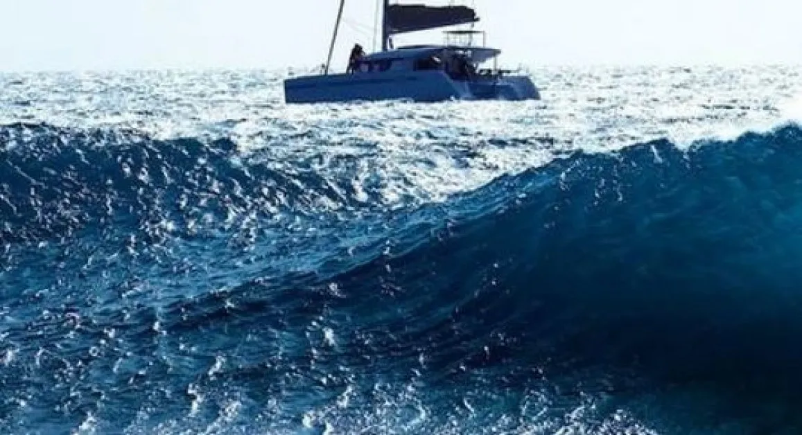 Хвърлиха дете от лодка, разкъса го витлото