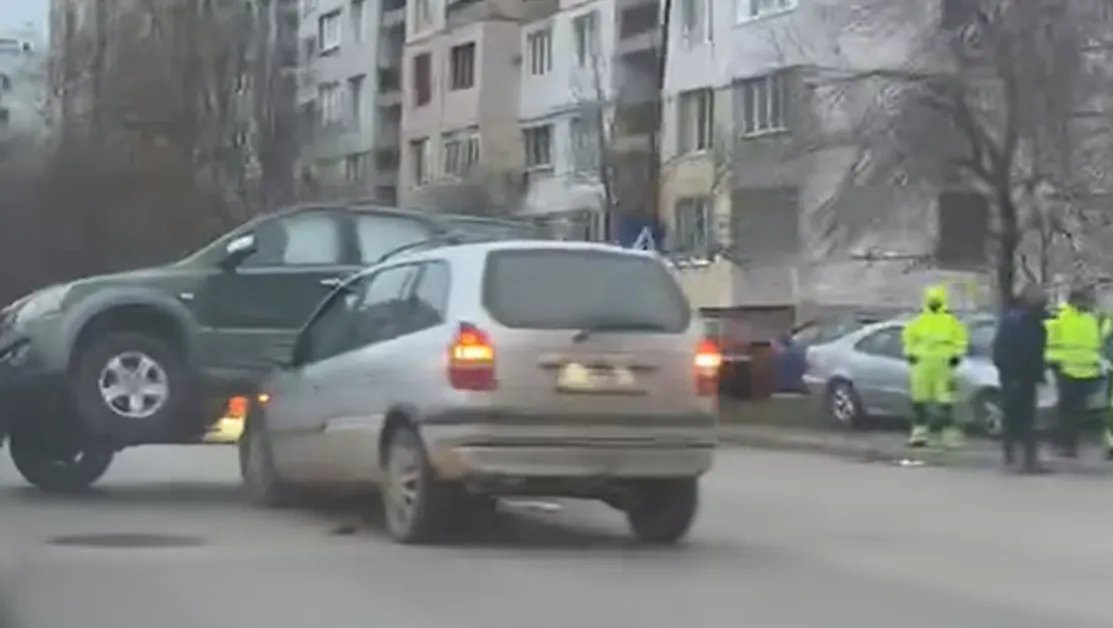 Сутрешна каскада с два автомобила в София ВИДЕО