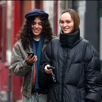 26 годишната американско френска актриса Лили Роуз Деп и 28 годишната музикантка 070 Шейк