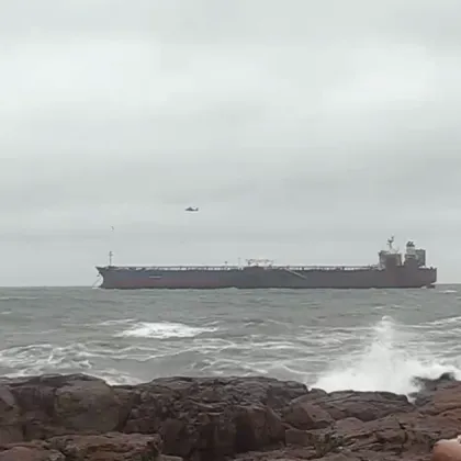 Четвърти ден удареният от дронове танкер Кайрос остава блокиран в морето