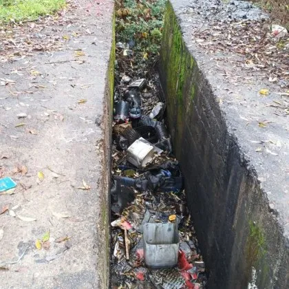 "Механици" превърнаха канал в сметище СНИМКИ