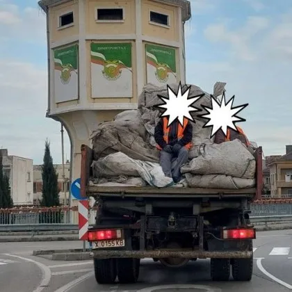 Работници в камион привлякоха вниманието на димитровградчанин Той твърди че