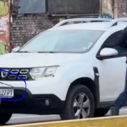 Шофьор подгони с палка мъж ВИДЕО