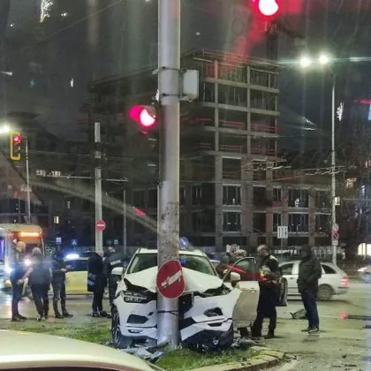 Тежък удар в София: Колa се вряза в стълб пред очите на десетки свидетели ВИДЕО