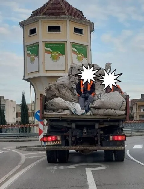 Пътуване с адреналин! Работници се возят в натоварена каросерия на камион СНИМКИ