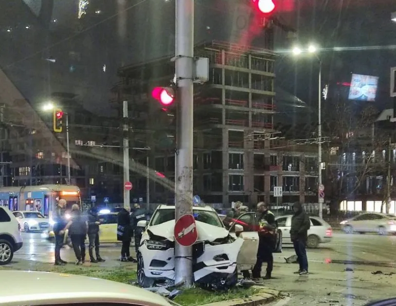 Тежък удар в София: Колa се вряза в стълб пред очите на десетки свидетели ВИДЕО
