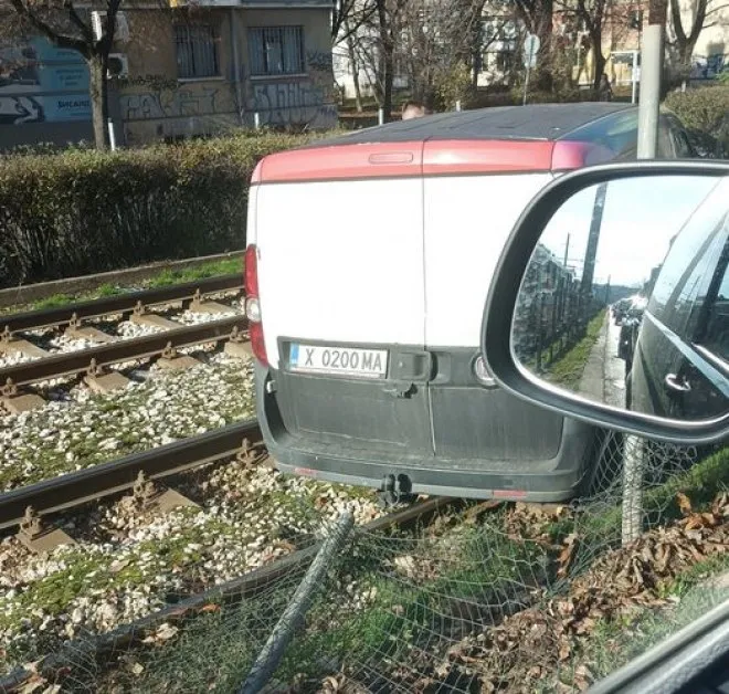 Бус "кацна" на трамвайни релси СНИМКИ