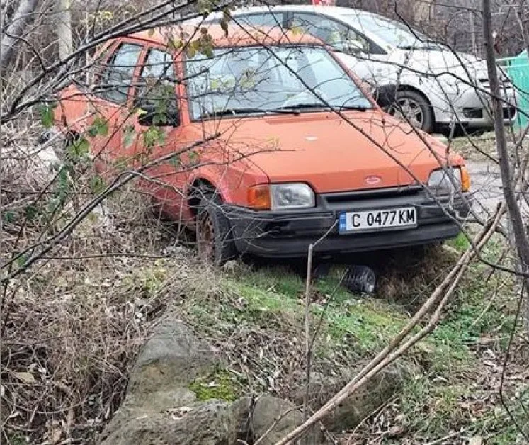 Грозно! Деца вандализираха кола, опитаха да я бутнат в река СНИМКА