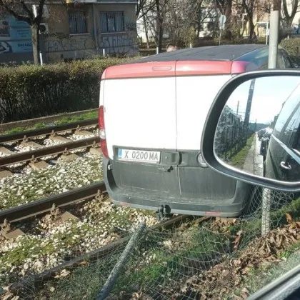 Лекотоварен автообил кацна на трамвайни релси в София Машината е преминала