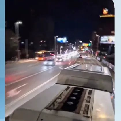 Мъж се повози на покрива на автобус в София ВИДЕО