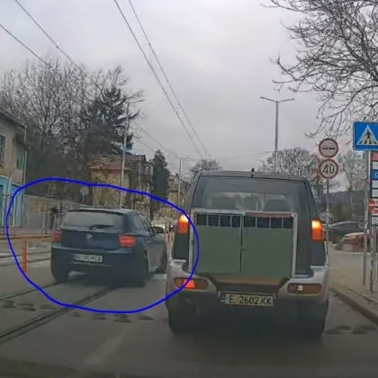 На косъм от инцидент: БМВ едва не помете пешеходка СНИМКИ